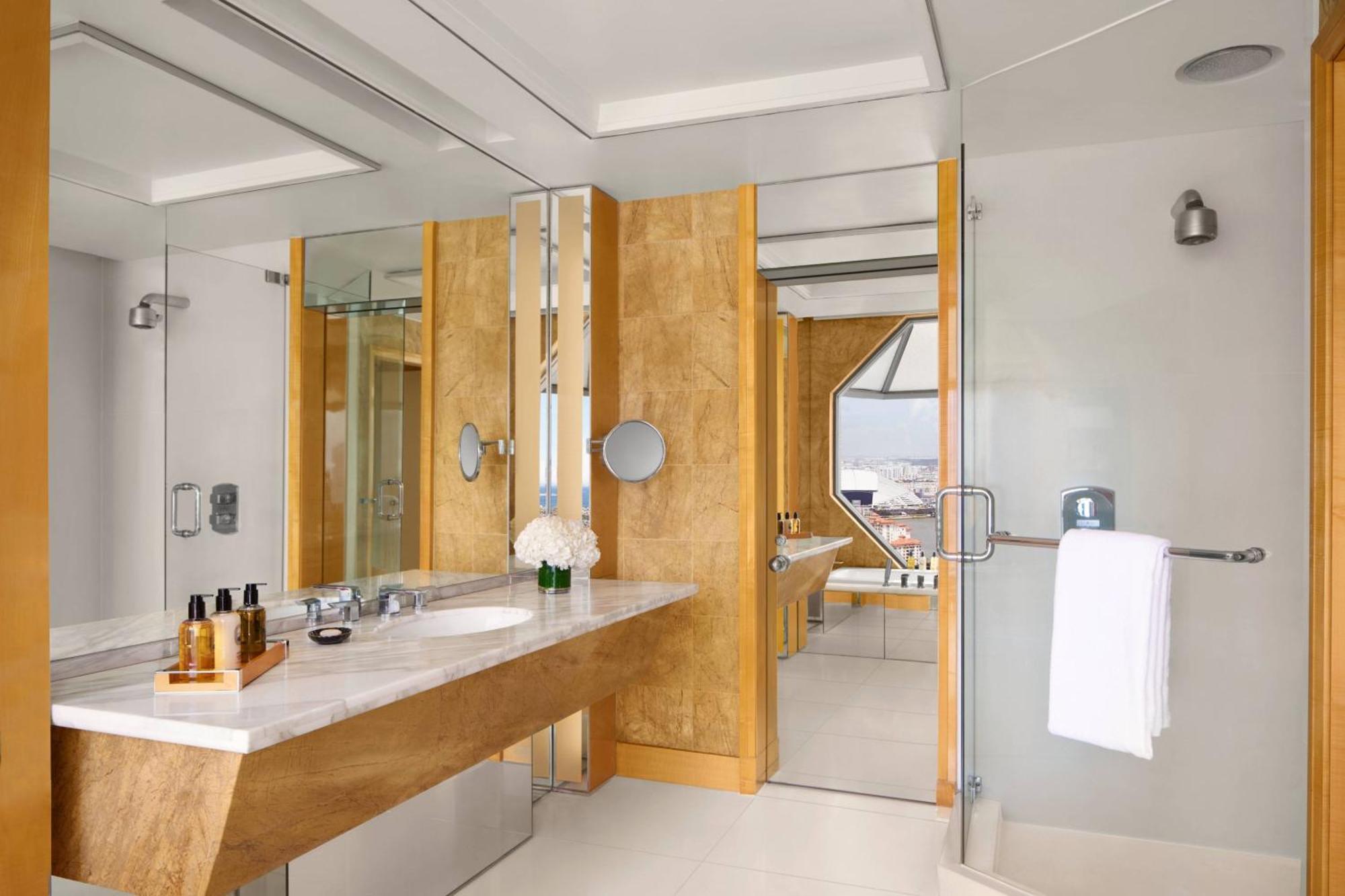 Deluxe Kallang 2 Twin Beds Kallang Precinct View